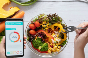 Uma pessoa utilizando um aplicativo para conferir uma alimentação saudável na era digital
