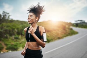 Uma mulher praticando a corrida que é um dos exercícios cardiovasculares