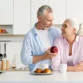 Um casal conversando sobre envelhecer com saúde.
