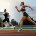 Um casal praticando corrida e demonstrando como saúde mental e esporte estão ligados