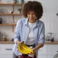 Uma mulher demonstrando os benefícios da banana para saúde