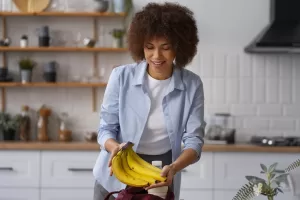 Uma mulher demonstrando os benefícios da banana para saúde