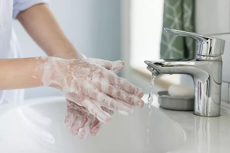 Uma pessoa lavando as mãos que é uma das 20 dicas de higiene pessoal.