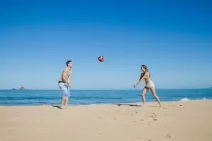 Um jovem casal praticando exercícios físicos, uma das 5 dicas para uma vida mais leve