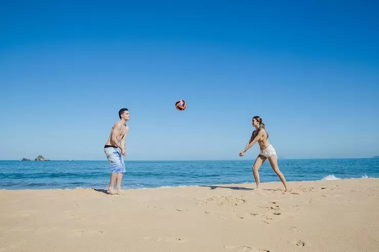 Um jovem casal praticando exercícios físicos, uma das 5 dicas para uma vida mais leve