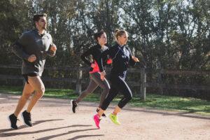 Um grupo de amigos demonstrando que o exercício aeróbico queima mais gordura