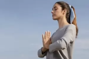 Uma mulher praticando autocuidado para melhorar sua saúde mental