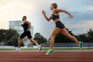 Um casal praticando exercícios físicos para o intestino preso